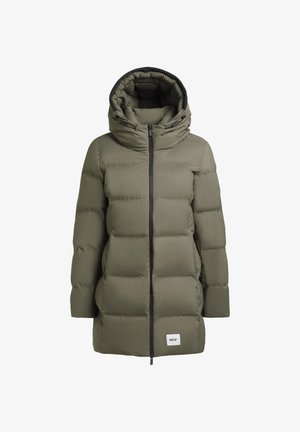 Giacca a vento verde oliva con colletto alto e zip, con una shell strutturata, pannelli trapuntati e una patch con logo sull'orlo.