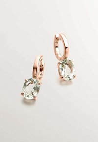 Pendientes de aro en oro rosa con piedras ovaladas y facetadas de color claro, engastadas en cuatro garras, que destacan por su superficie pulida y diseño elegante.