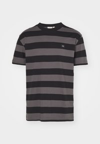 EXCLUSIVE STRIPED OVERSIZED TEE UNISEX - T-Shirt print - black/industrial grey