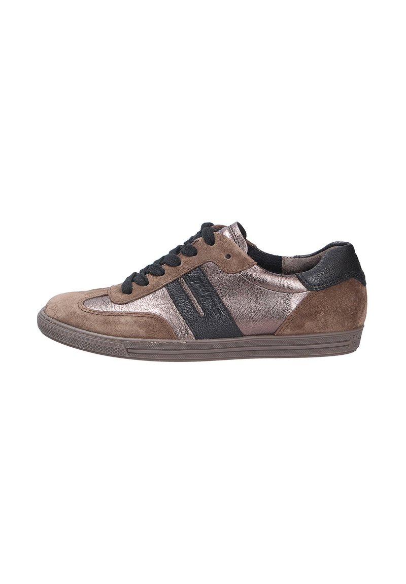Hnědé a černé sneakers s nubukem a kovovou kůží, vybavené černými tkaničkami, texturovaným bočním panelem a gumovou podešví.