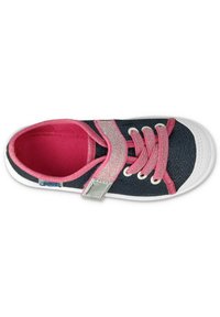 Trampki z granatową górą z płótna, różowymi akcentami i białą gumową podeszwą. Posiadają różowe sznurówki i rzep, co ułatwia zakładanie.