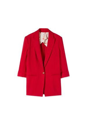 Rød skræddersyet blazer med enkelt knaplukning, hakkede revers, trekvartlange ærmer og mønstret indre foer synligt ved kraven.