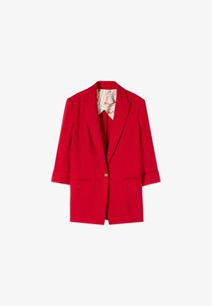 Blazer rouge sur mesure avec une fermeture à un bouton, des revers crantés, des manches trois-quarts et une doublure intérieure à motif visible au col.