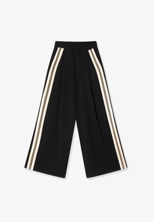 Zwarte wijde broek met een geplooid ontwerp, voorzien van twee verticale crèmekleurige strepen aan elke zijde, gemaakt van een zachte, lichte stof.