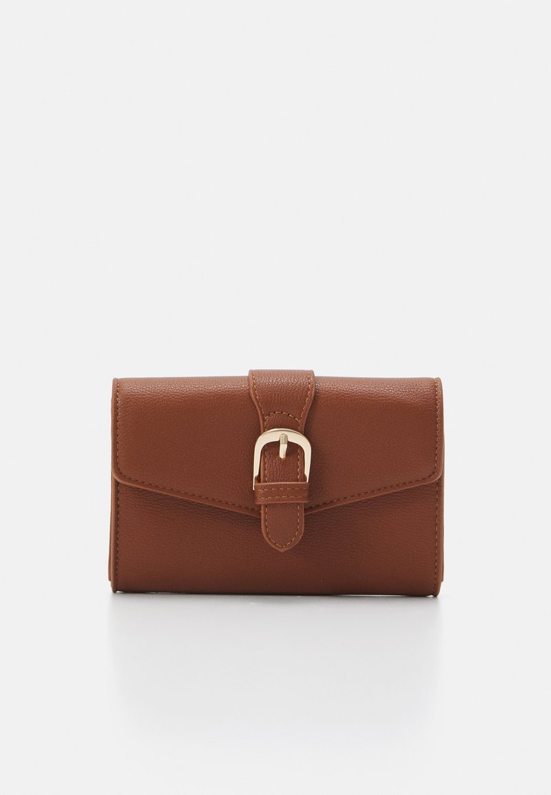 Portefeuille en cuir marron avec une surface texturée, doté d'une fermeture à rabat et d'une belle attache dorée. Forme rectangulaire compacte.