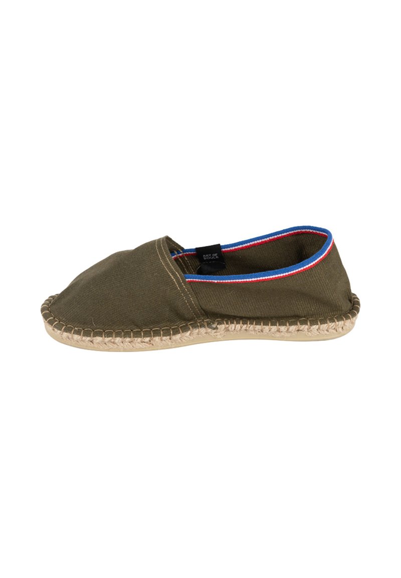 Espadrille décontractée olive verte à enfiler avec semelle en jute tressé et bordure rayée rouge, blanche et bleue autour de l'ouverture.