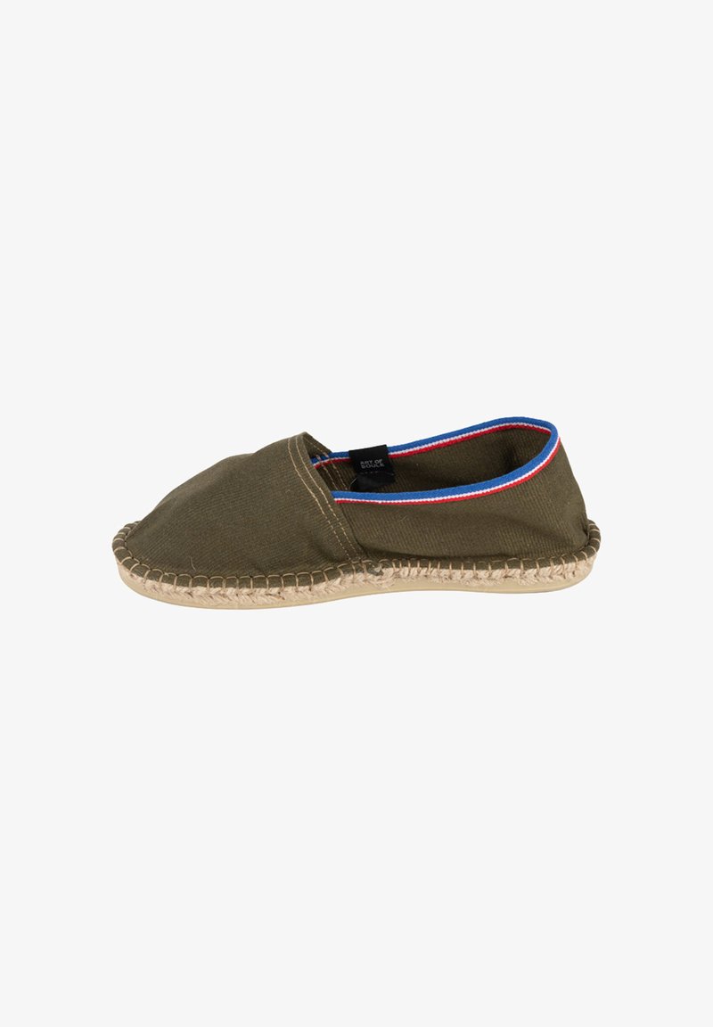 Espadrille décontractée olive verte à enfiler avec semelle en jute tressé et bordure rayée rouge, blanche et bleue autour de l'ouverture.
