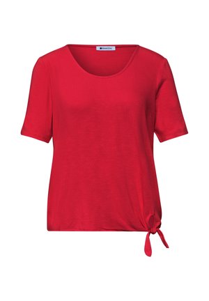 Haut rouge pour femme à manches courtes, col rond et détail de nœud sur le côté de l'ourlet, étiquette « Street One » à l'intérieur du col.