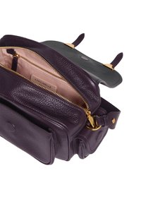 Borsa a tracolla strutturata in pelle viola con finitura testurizzata, hardware dorato, tasca interna e chiusura a patta. Dotata di tracolla regolabile.