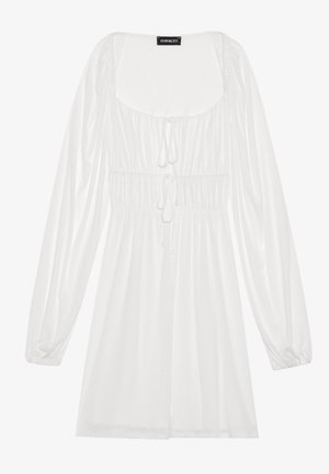 Robe blanche à manches longues avec décolleté carré, taille froncée avec cordon de serrage et jupe fluide, fabriquée en tissu léger et doux.