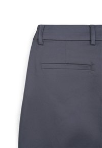 Pantaloni grigi scuri con texture liscia, dotati di cintura con passanti e una tasca posteriore piatta. Design sartoriale per un aspetto raffinato.