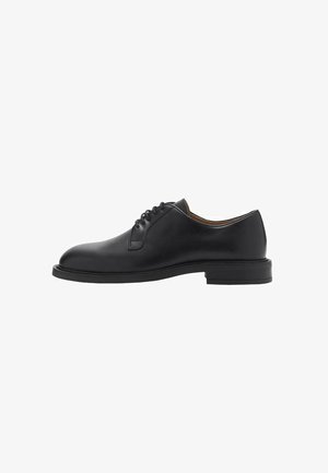 Schwarze Leder-Oxfordschuhe mit runder Zehenpartie, Schnürsenkeln, glatter Oberfläche und leichtem Absatz sowie einer strukturierten Sohle.