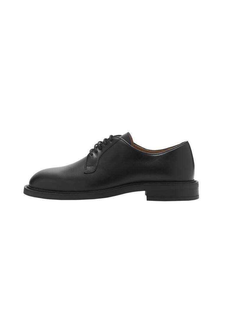 Zwarte leren oxford schoen met een ronde neus, veters, een gladde afwerking en een lichte hak met een gestructureerde zool.