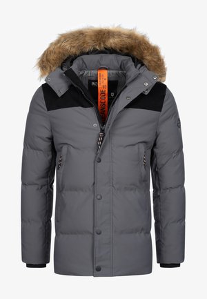 Sivi dukserica sa podstavom i kapuljačom s krznom, crni naglasci na ramenima, zatvarač sprijeda, kopče na preklop i višestruke džepove. Vidljiv teksturirani materijal.