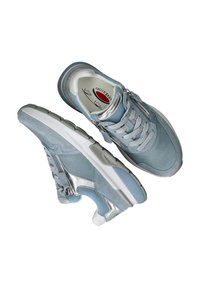 Lichtblauwe sportschoenen met een combinatie van gladde en textuurmaterialen, metallic accenten, veters en zijritsen voor extra ontwerp.