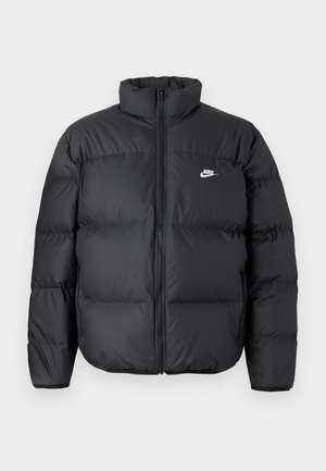 Mustapuffatakki, jossa on korkea kaulus, vetoketjukiinnitys ja valkoinen Nike-logo. Takissa on myös tikatut osiot eristyksen vuoksi ja pehmeä rakenne.