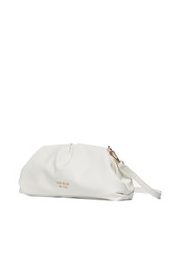Clutch bag in pelle bianca con design arricciato, dettagli in hardware dorato e un manico rimovibile. Texture liscia con branding discreto.