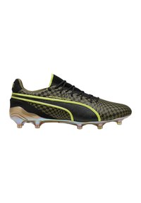 Scarpe da calcio Puma nere e gialle con un motivo a scacchi, parte superiore in materiale sintetico, chiusura con lacci e tacchetti traslucidi su una suola dorata.