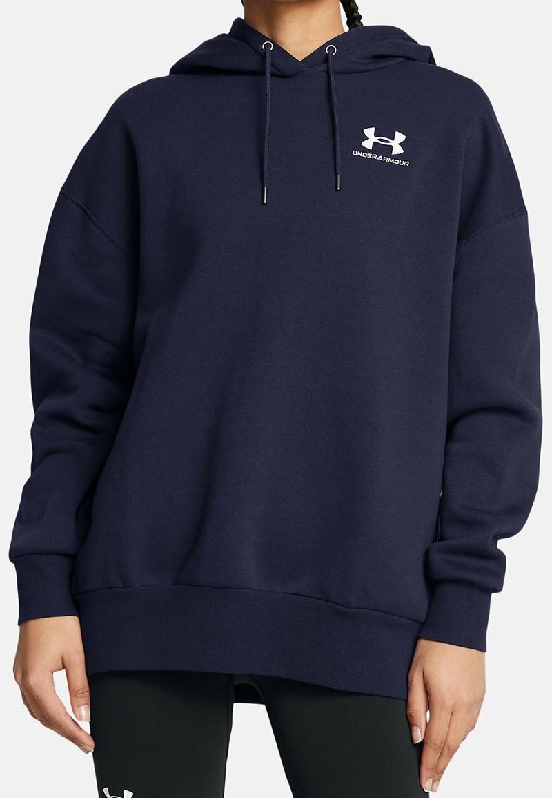 Námorně modrá oversized mikina s kapucí na šňůrku, žebrovanými manžetami a lemem, s bílým logem Under Armour na hrudi. Měkká textura.
