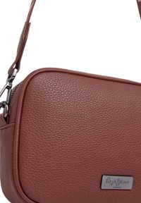 Pepe Jeans Axelremsväska - chocolate brown