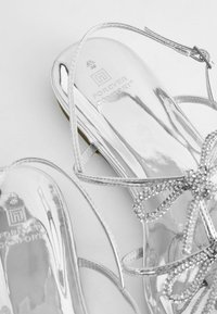 Next FOREVER COMFORT BOW REGULAR WIDE - Sandaalit nilkkaremmillä - silver