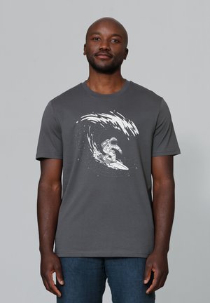 Graues Baumwoll-T-Shirt mit einem weißen Grafikdruck eines Astronauten, der auf einer Welle surft. Kurze Ärmel und runder Ausschnitt. Glatte Textur.