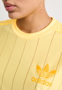 adidas Originals SPORTS CLUB 3 STRIPE TEE - Print T-shirt - almost yellow