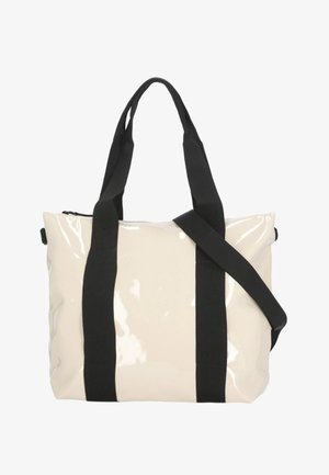 Borsa tote lucida color crema con due ampie maniglie nere e tracolla nera regolabile su sfondo bianco.