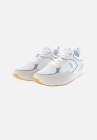 Scarpe atletiche bianche in mesh e suede con accenti grigi, punta tonda, lacci bianchi e suola in gomma. Presentano dettagli del logo sul lato.