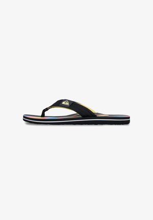Schwarze Flip-Flops mit Stoffriemen und gelber Akzentfarbe. Die Sohle hat ein mehrfarbig gestreiftes Design, ergänzt durch eine weiße Umrandung.
