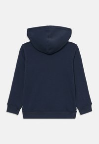 Felpa con cappuccio blu navy, in cotone, presenta maniche lunghe e polsini a coste, con una texture liscia e una tasca a marsupio sul davanti.