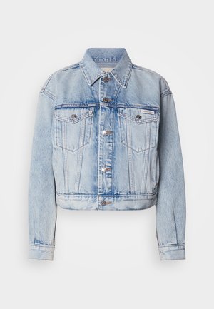 Helleblaue Denimjacke mit tailliertem Design, zwei Brusttaschen, silbernen Knöpfen und einem spitzen Kragen; weist eine ausgebleichte Textur auf.