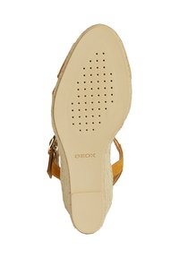 Sandali Geox con tomaia in suede color tan, caratterizzati da punta aperta e cinturino alla caviglia. La suola è beige con fori di ventilazione per la traspirabilità.