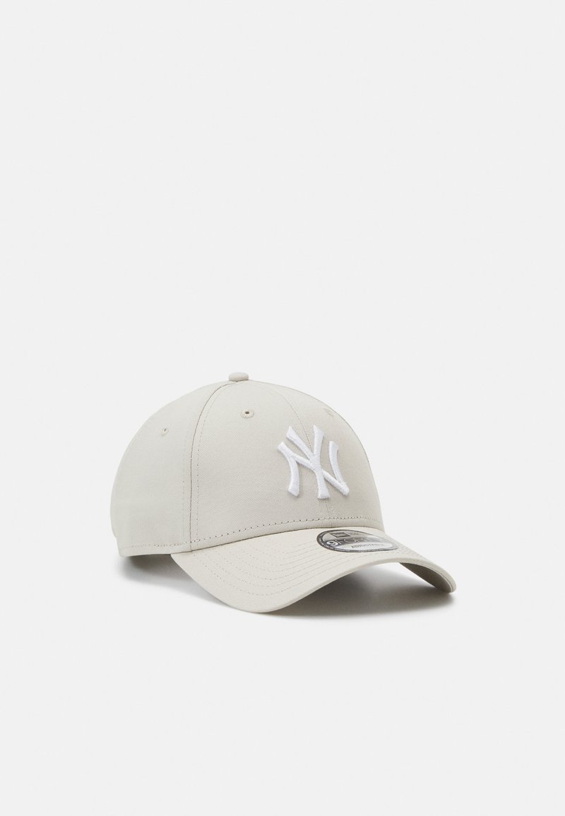 Casquette de baseball beige en coton, avec un logo brodé blanc à l'avant et une visière courbée. Sangle ajustable à l'arrière.