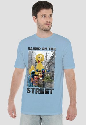 SESAME STREET DISTRESSED RAISED ON THE STREET - Print T-shirt - light blue