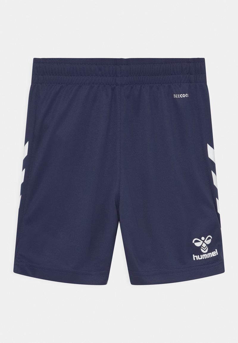 Marinblå sportshorts med elastisk midja, vit logotyp och två diagonala vita ränder på varje sida. Tillverkade av lättviktsmaterial.