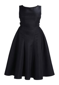 En ärmlös svart klänning med en figursydd överdel, utsvängd kjol och slät yta, med rund halsringning och diskret dragkedja.