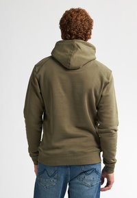 Felpa verde oliva con cappuccio regolabile, polsini e orlo a costine. Realizzata in tessuto morbido, mostrata di spalle con dettagli di cucitura visibili.
