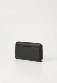 Zwarte leren portemonnee met ritssluiting, gladde textuur en één buitenkaarthouder. Gouden hardware voegt een subtiele accent toe.