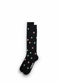 Ponožky ke kolenům z černé bavlny s motivem červených a zelených houbových vzorů. Pevný horní okraj s logem umístěným poblíž kotníku.