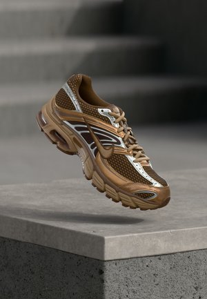Nike Sportswear, AIR MAX MOTO 2K - Matalavartiset tennarit - light british tan/dark driftwood/cacao wow/metallic silver-coloured
