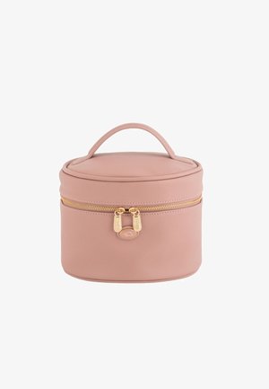Estuche cosmético redondo y rosa, hecho de un material texturizado. Presenta un zipper y herrajes dorados, con un pequeño asa en la parte superior para facilitar el transporte.