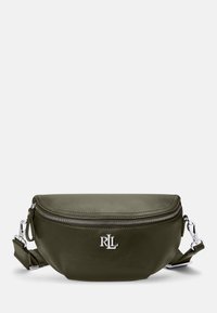 Olivově zelená kožená ledvinka s kulatým tvarem, stříbrnými doplňky a zipovým uzávěrem. Na přední straně je umístěno vzorované logo.