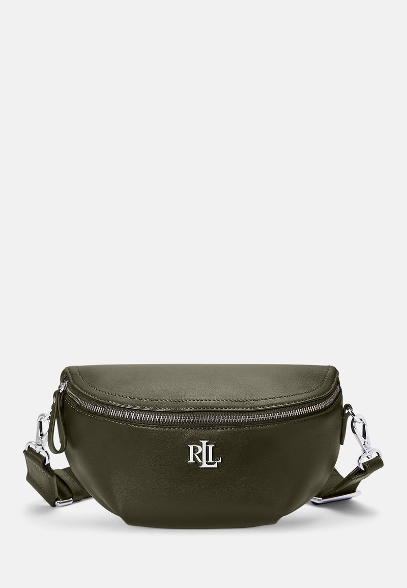 Olivově zelená kožená ledvinka s kulatým tvarem, stříbrnými doplňky a zipovým uzávěrem. Na přední straně je umístěno vzorované logo.