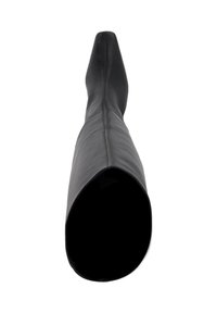 Zwarte leren kniehoge laars met een spitse neus en een gladde textuur, met een brede schachtopening en een minimalistisch ontwerp.