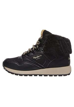 Czarny sneaker za kostkę z beżową podeszwą, kołnierzem z sztucznego futra, czarno-beżowymi sznurowadłami oraz oznaczeniem "Pepe Jeans London" na boku i pięcie.