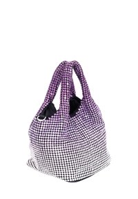 Rhinestone-belagte håndtaske med lilla gradient, blødt stof og to løkker; har en åben top og en solid bund.