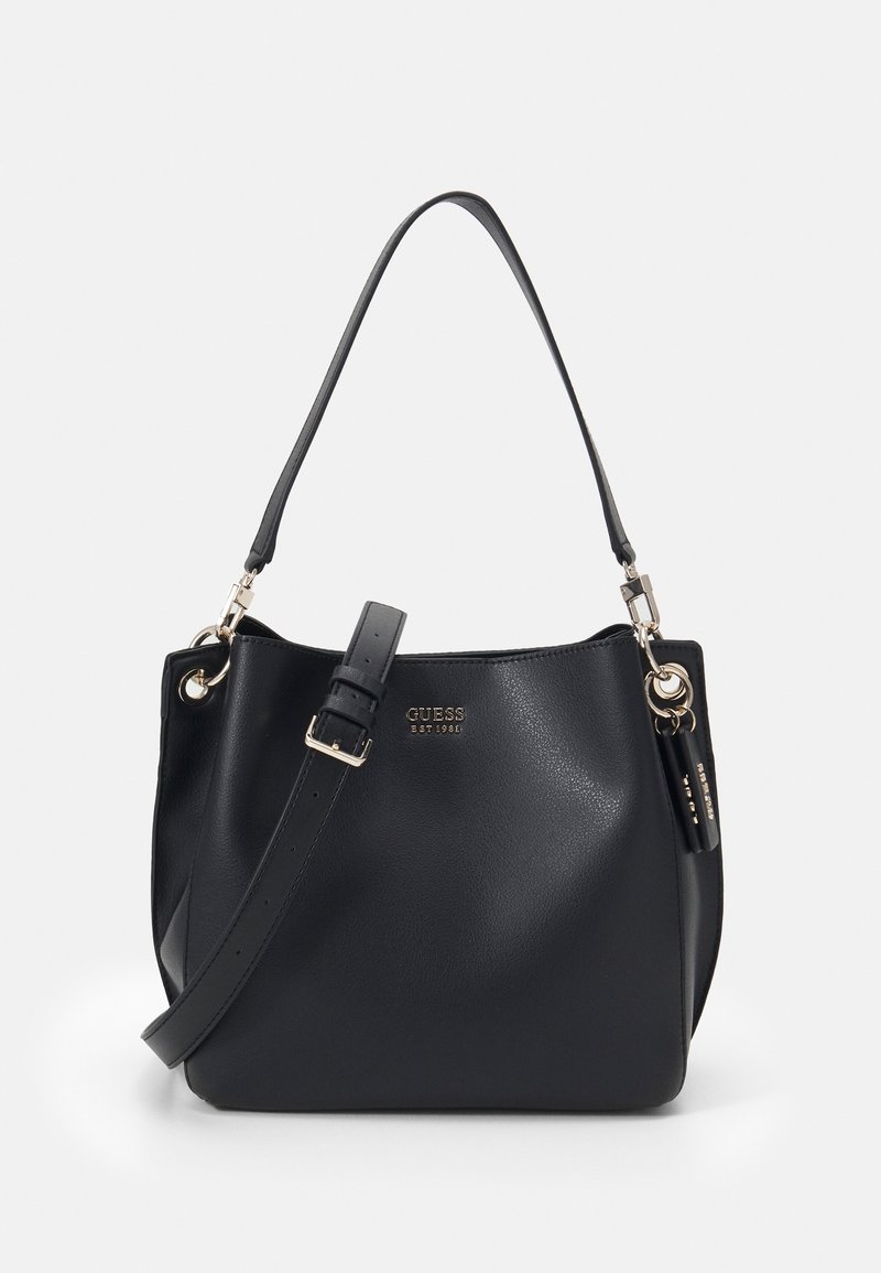 Sac à main Guess en cuir noir avec bandoulière réglable, pièces dorées et logo embossé au centre à l'avant.