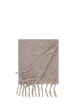 Zachte beige wollen sjaal, gevouwen met rafelige randen en franjes op een witte achtergrond.