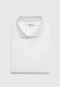 Witte, slim-fit overhemd met een middelgrote spread kraag, vijf knopen en een gladde stofstructuur, met subtiele gestikte details op de kraag.